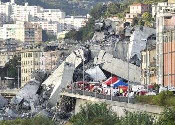 Rescatistas trabajan tras el colapso de un puente en la ciudad de Génova, en el norte de Italia, el martes 14 de agosto de 2018. Foto: Luca Zennaro / ANSA vía AP.