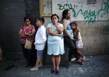 Residentes se detienen en la calle luego de que un fuerte sismo sacudiera el este de Venezuela y provocara la evacuación de edificios en Caracas, Venezuela, el martes 21 de agosto de 2018. Foto: Ariana Cubillos/AP.