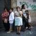 Residentes se detienen en la calle luego de que un fuerte sismo sacudiera el este de Venezuela y provocara la evacuación de edificios en Caracas, Venezuela, el martes 21 de agosto de 2018. Foto: Ariana Cubillos/AP.