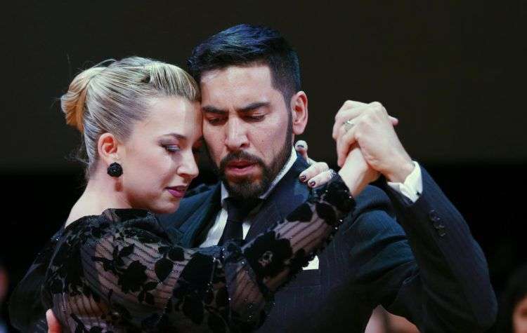 Los argentinos José Salvo y Carla Natalia Rossi bailan tras ganar la final del tango pista del Mundial de Tango en Buenos Aires, Argentina. Foto: Natacha Pisarenko/AP.