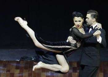 Los rusos Dmitry Vasin y Sagdiana Khamzina, ganadores de la categoría escenario del Mundial de Tango 2018 en Buenos Aires, Argentina. Foto: Natacha Pisarenko / AP.