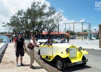 Turistas en Cojímar, al este de La Habana. Foto: Otmaro Rodríguez.