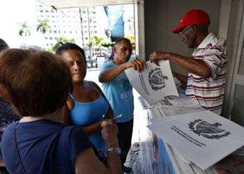 Varias personas hacen cola para comprar el Proyecto de Constitución de la República de Cuba el pasado martes 31 de julio del 2018, en La Habana, al comenzar la venta del tabloide con la propuesta de texto constitucional. Foto: Ernesto Mastrascusa / EFE.