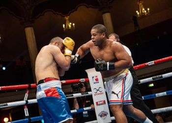 Los boxeadores de Cuba buscarán recuperar el trono en la Serie Mundial el próximo 30 de noviembre, en China. En la imagen, el superpesado cubano José Ángel Larduet (d) enfrenta al rumano Nistor Mihai, de los Gallos de Pelea de Francia, en las semifinales del evento, en París. Foto: worldseriesboxing.com