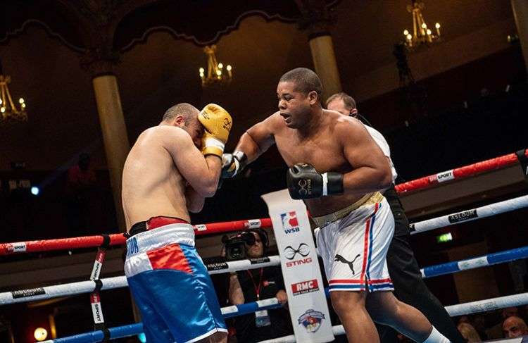 Los boxeadores de Cuba buscarán recuperar el trono en la Serie Mundial el próximo 30 de noviembre, en China. En la imagen, el superpesado cubano José Ángel Larduet (d) enfrenta al rumano Nistor Mihai, de los Gallos de Pelea de Francia, en las semifinales del evento, en París. Foto: worldseriesboxing.com