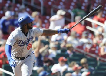 Yasiel Puig observa su tercer jonrón del encuentro sabatino, y su quinto en dos días contra los Cardenales de San Luis. (AP Foto/Bill Boyce)