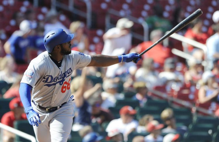 Yasiel Puig observa su tercer jonrón del encuentro sabatino, y su quinto en dos días contra los Cardenales de San Luis. (AP Foto/Bill Boyce)