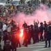 Manifestantes prenden petardos durante una manifestación en Chemnitz, Alemania, el lunes 27 de agosto de 2018. Foto: Jens Meyer / AP.