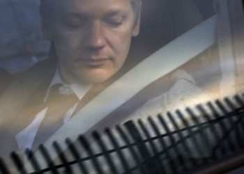 Julian Assange arriba a la Corte de Magistrados de Belmarsh en Londres para una audiencia de extradición, 11 de enero de 2011. Foto: Sang Tan / AP.