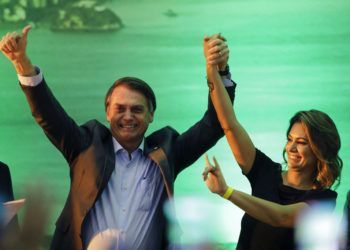 El candidato presidencial Jair Bolsonaro, acompañado de su esposa, Michelle, acepta la candidatura presidencial del Partido Social Liberal, durante un acto en Río de Janeiro, Brasil, el 22 de julio de 2018. Foto: Leo Correa / AP.