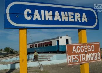 Cartel señalizador de la localidad de Caimanera, en la provincia cubana de Guantánamo. Foto: Otmora Rodríguez.