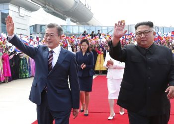 El presidente de Corea del Sur, Moon Jae-in, y el líder norcoreano, Kim Jong Un (derecha), en el aeropuerto internacional de Sunan en Pyongyang, Corea del Norte, el 18 de septiembre de 2018. Foto: Pyongyang Press Corps Pool vía AP / Archivo.