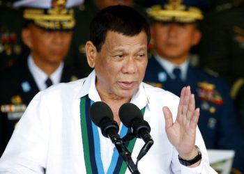 El presidente de Filipinas, Rodrigo Duterte, se dirige a las tropas durante la 82da celebración de aniversario de las Fuerzas Armadas de Filipinas en Quezon, un suburbio de Manila, diciembre de 2017. Foto: Bullit Marquez / AP.