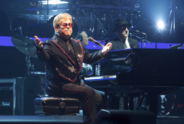 Elton John presenta el primer concierto de su gira mundial Farewell Yellow Brick Road en el PPL Center en Allentown, Pennsylvania en una fotografía del 8 de septiembre de 2018. El “Rocket Man” comenzó su gira a unos 100 kilómetros (60 millas) de Filadelfia el sábado y cantó con confianza y mucha energía en la ciudad el martes en el segundo concierto de su gira de 300 fechas que pasará por cinco continentes y se extenderá hasta 2021. John dicho que dejará las giras después de estos conciertos. Foto: Owen Sweeney / Invision / AP.