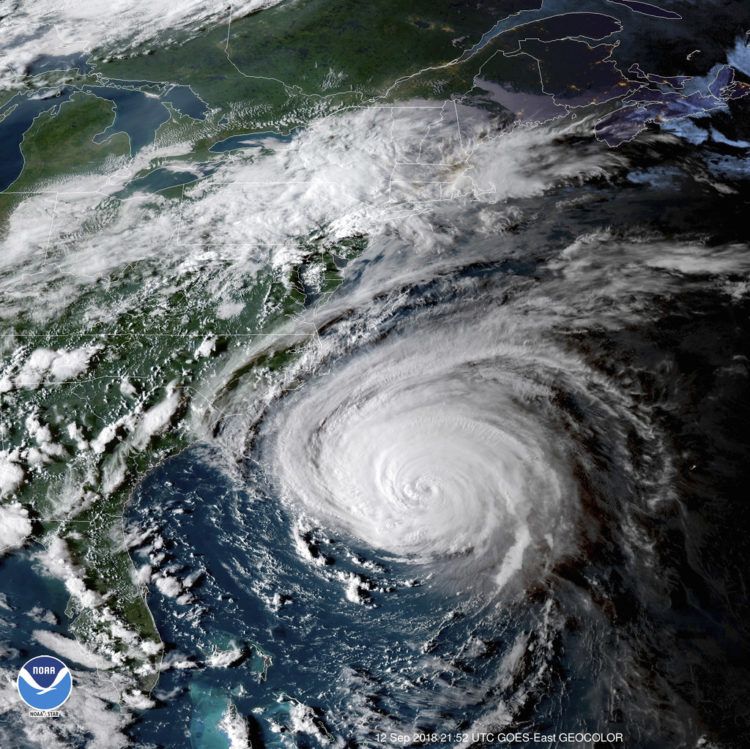 Un joven camina entre escombros luego del paso del huracán Florence en New Bern, Carolina del Norte este fin de semana. Foto: Gray Whitley / Sun Journal vía AP.