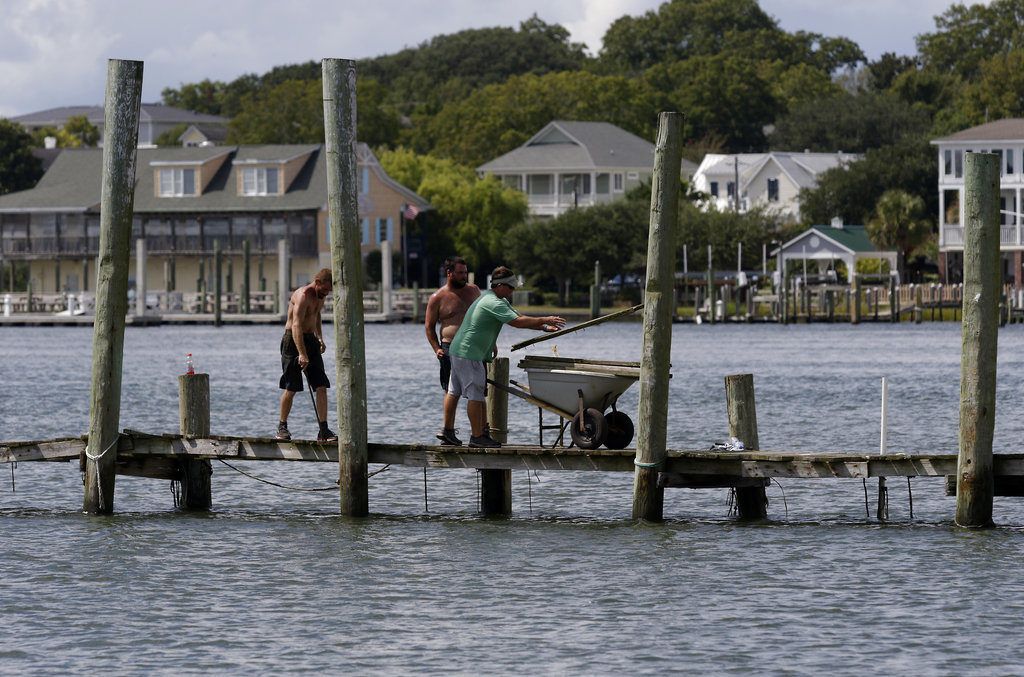 Desmantelan un muelle con la esperanza de salvarlo de la crecida antes de la llegada del huracán Florence, en Swansboro, Carolina del Norte, el 11 de septiembre de 2018. Foto. Tom Copeland / AP.