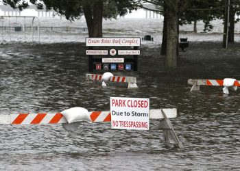 En la imagen, vista de Union Point Park anegado por la crecida de los ríos Neuse y Trent en New Bern, Carolina del Norte, el 13 de septiembre de 2018. (Gray Whitley/Sun Journal via AP)