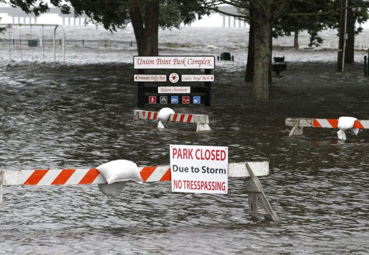 En la imagen, vista de Union Point Park anegado por la crecida de los ríos Neuse y Trent en New Bern, Carolina del Norte, el 13 de septiembre de 2018. (Gray Whitley/Sun Journal via AP)