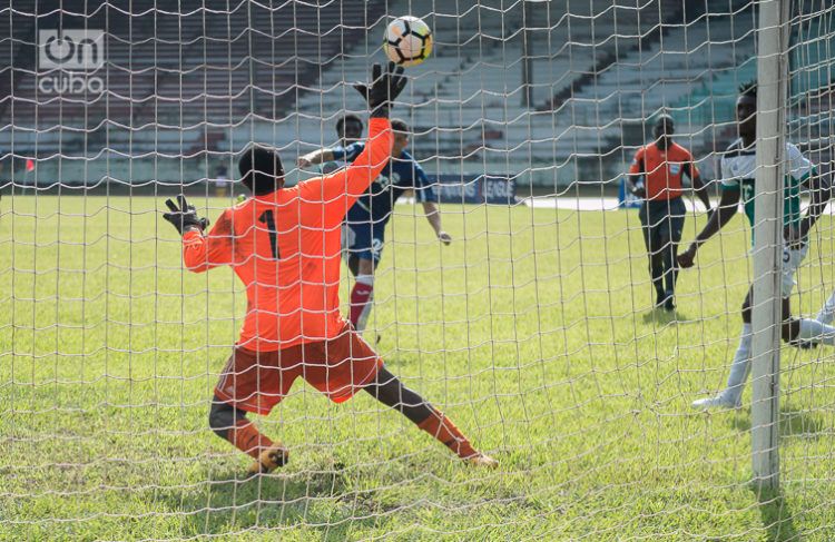 Partido entre Cuba y Turcas y Caicos, en el inicio de la Liga de las Naciones de la Concacaf, este sábado 8 de septiembre en el Estadio Pedro Marrero de La Habana. Foto: Otmaro Rodríguez.