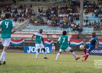 Andy Baquero (der) en un partido clasificatorio en La Habana para la Liga de las Naciones de la Concacaf. Foto: Otmaro Rodríguez / Archivo.