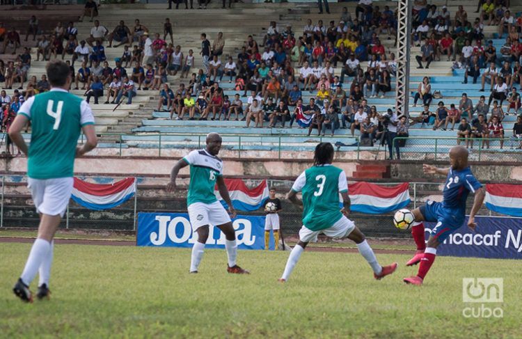 Andy Baquero (der) en un partido clasificatorio en La Habana para la Liga de las Naciones de la Concacaf. Foto: Otmaro Rodríguez / Archivo.