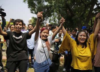 Partidarios y miembros de la comunidad LGBTIQ celebran en el exterior de la Corte Suprema la anulación de la ley de la época colonial que castigaba los actos homosexuales con hasta 10 años de cárcel, en Nueva Deli, India, el 6 de septiembre de 2018. Foto: Altaf Qadri / AP.