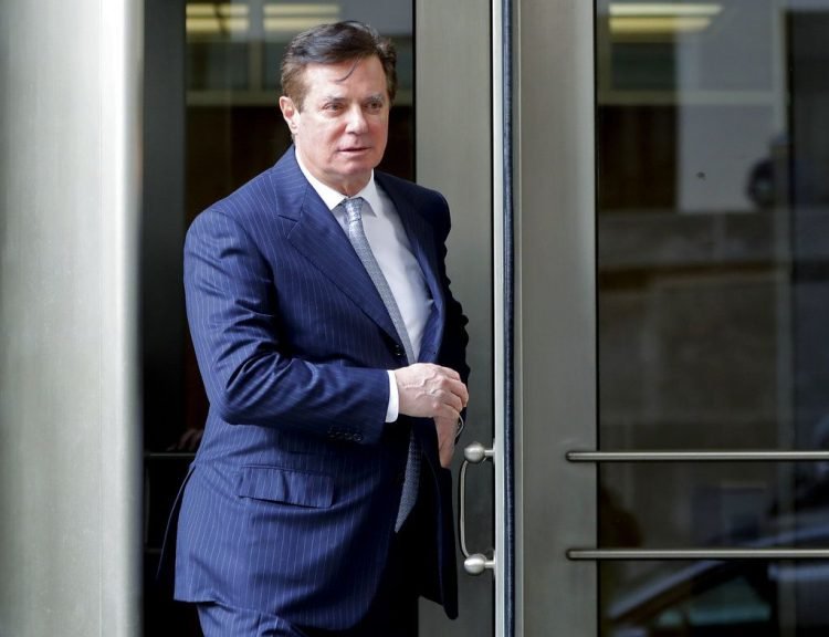 Paul Manafort, el ex director de campaña del ahora presidente Donald Trump, mientras sale de una corte federal en Washington, febrero de 2018. Foto: Pablo Martínez Monsiváis / AP.