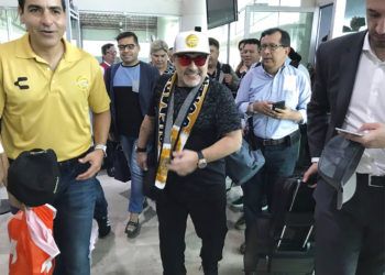 Diego Maradona en el aeropuerto de Culiacán, México, el sábado 8 de septiembre de 2018. Foto: Prensa Club Dorados de Sinaloa vía AP.