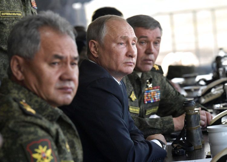 El presidente de Rusia, Vladimir Putin, el ministro de Defensa, Sergei Shoigu (derecha), y el jefe del Estado Mayor del Ejército y viceministro de Defensa, Valery Gerasimov, siguen las maniobras militares "Telemba", a unos 80 kms al norte de la ciudad de Chita, en Siberia oriental, Rusia, el 13 de septiembre de 2018. Foto: Alexei Nikolsky, Sputnik, Kremlin Pool Photo vía AP.