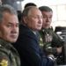 El presidente de Rusia, Vladimir Putin, el ministro de Defensa, Sergei Shoigu (derecha), y el jefe del Estado Mayor del Ejército y viceministro de Defensa, Valery Gerasimov, siguen las maniobras militares "Telemba", a unos 80 kms al norte de la ciudad de Chita, en Siberia oriental, Rusia, el 13 de septiembre de 2018. Foto: Alexei Nikolsky, Sputnik, Kremlin Pool Photo vía AP.