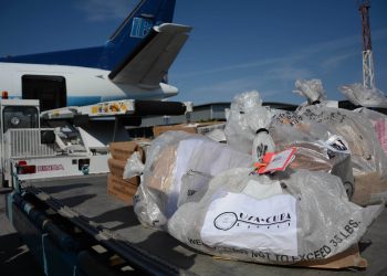 Llegada al aeropuerto José Martí del vuelo inaugural del Plan Piloto, para el restablecimiento del servicio postal directo entre Estados Unidos y Cuba, en La Habana, el 16 de marzo de 2016. Foto: Abel Padrón / ACN / Archivo.