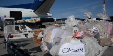 Llegada al aeropuerto José Martí del vuelo inaugural del Plan Piloto, para el restablecimiento del servicio postal directo entre Estados Unidos y Cuba, en La Habana, el 16 de marzo de 2016. Foto: Abel Padrón / ACN / Archivo.