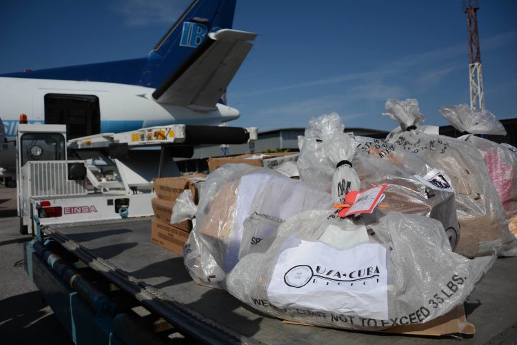 Llegada al aeropuerto José Martí del vuelo inaugural del Plan Piloto, para el restablecimiento del servicio postal directo entre Estados Unidos y Cuba, en La Habana, el 16 de marzo de 2016. Foto: Abel Padrón / ACN / Archivo.