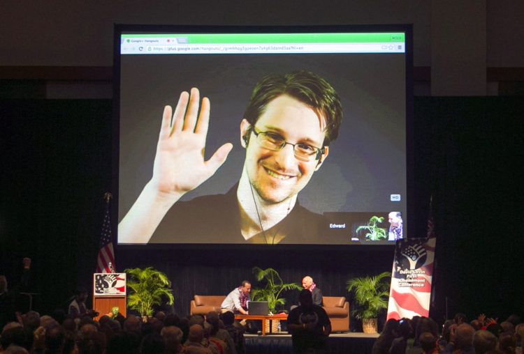 Edward Snowden aparece en un video emitido en vivo desde Moscú en un acto patrocinado por ACLU Hawai en Honolulu, el 14 de febrero de 2015. Foto: Marco Garcia / AP / Archivo.