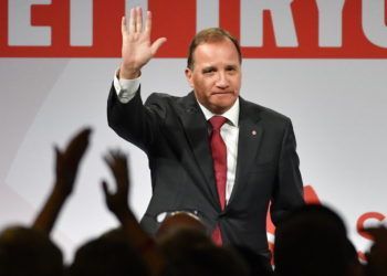 El primer ministro y dirigente del Partido Socialdemócrata de Suecia, Stefan Lofven, saluda durante un evento del partido en Estocolmo, el domingo 9 de septiembre de 2018. Foto: Jonas Ekströmer / TT vía AP.