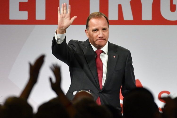 El primer ministro y dirigente del Partido Socialdemócrata de Suecia, Stefan Lofven, saluda durante un evento del partido en Estocolmo, el domingo 9 de septiembre de 2018. Foto: Jonas Ekströmer / TT vía AP.