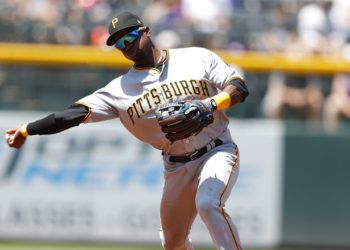 El torpedero cubano Adeiny Hechavarría, de los Piratas de Pittsburgh, vestirá ahora el uniforme de los Yanquis de Nueva York. Foto: David Zalubowski / AP.