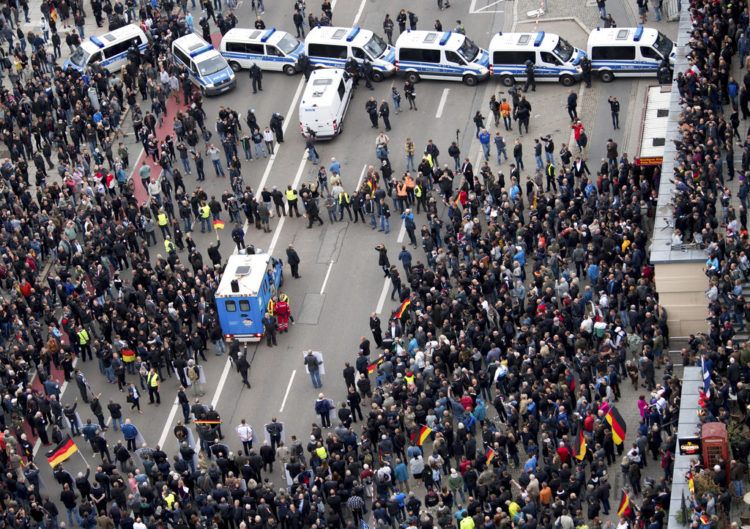 La policía separa a manifestantes de derecha y de izquierda que participaban en manifestaciones contrarias, en Chemnitz, en el este de Alemania, el 1 de septiembre de 2018. Foto: DPA via AP.