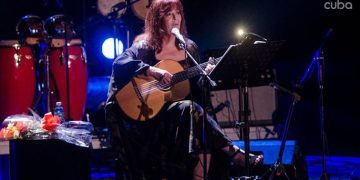 María del Mar Bonet en el Teatro Martí de La Habana, junto al pianista José María Vitier, el flautista José Luis Cortés "El Tosco" y el contrabajista Jorge Reyes. Foto: Enrique Smith Soto.