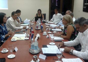 Ronda de conversaciones migratorias entre Cuba y República Dominicana en La Habana. Presidieron las delegaciones, la viceministra cubana de Relaciones Exteriores, Ana Teresita González (2-d), y la vicecanciller a cargo de los asuntos consulares y migratorios de República Dominicana, Marjorie Espinosa (1-i). Foto: @SoberonGuzman / Twitter.