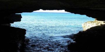 Entrada a la Cueva del Criadero, en la Isla de la Juventud, donde se descubrió un nuevo sitio de arte rupestre. Foto: Granma.