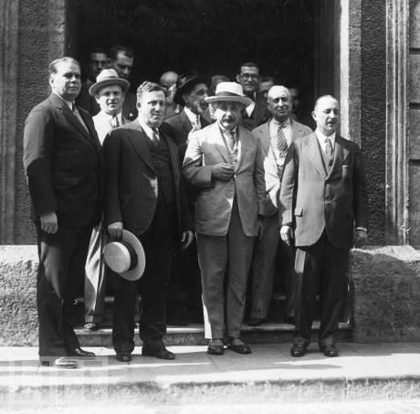 Einstein con su sombrero de El Encanto.