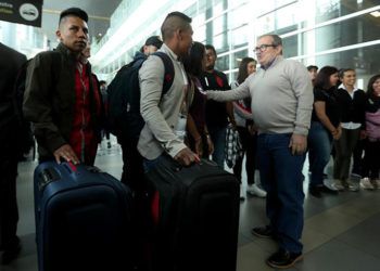 El máximo líder de las FARC, Rodrigo Londoño (d), saluda a jóvenes colombianos que parten hacia Cuba a estudiar medicina os de las FARC, víctimas del conflicto y exmiembros de la fuerza pública viajan a Cuba para estudiar medicina, como parte del acuerdo de paz y con el apoyo de la Unión Europea. Foto: Mauricio Dueñas Castañeda / EFE.