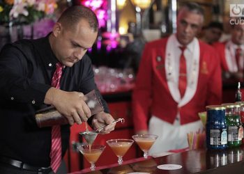 Concurso Rey de Reyes en la celebración por los dos siglos del Floridita, en 2017. En la imagen, el ganador: Adrián Ravelo. Foto: Gabriel Guerra Bianchini / Archivo.