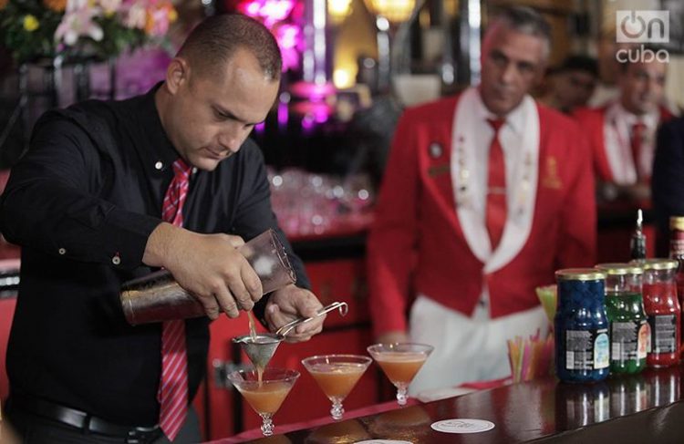 Concurso Rey de Reyes en la celebración por los dos siglos del Floridita, en 2017. En la imagen, el ganador: Adrián Ravelo. Foto: Gabriel Guerra Bianchini / Archivo.