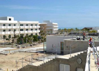 Un nuevo hotel en Cayo Cruz, actualmente en construcción, marcará la apertura de un nuevo proyecto turístico en el norte de Camagüey. Foto: Miguel Febles / Granma.