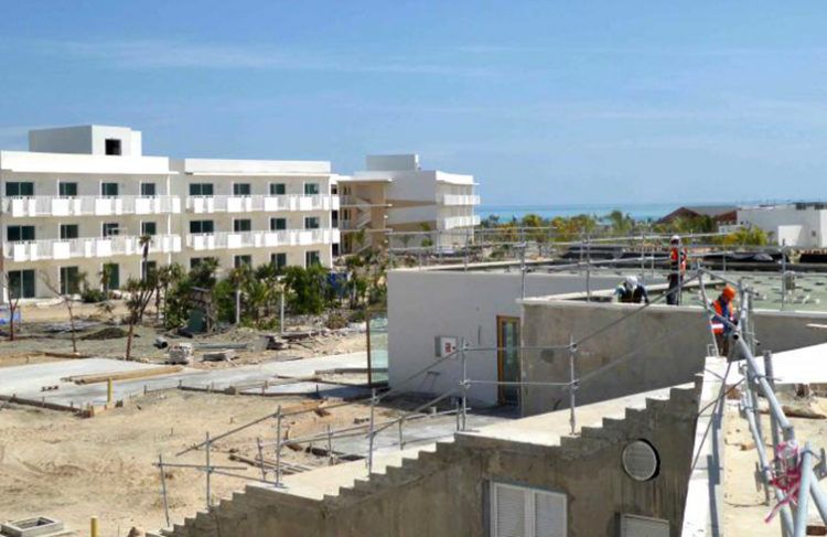 Un nuevo hotel en Cayo Cruz, actualmente en construcción, marcará la apertura de un nuevo proyecto turístico en el norte de Camagüey. Foto: Miguel Febles / Granma.