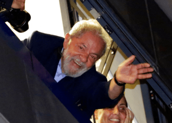 El expresidente de Brasil, Luiz Inácio Lula da Silva, saluda a sus seguidores en Sao Bernardo do Campo, Brasil, antes de su encarcelación. Foto: Nelson Antoine / AP.