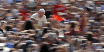 El papa Francisco saluda a los fieles a su llegada a la audiencia general semanal en la Plaza de San Pedro, en el Vaticano. Foto: Alessandra Tarantino / AP.