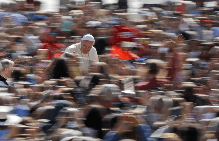 El papa Francisco saluda a los fieles a su llegada a la audiencia general semanal en la Plaza de San Pedro, en el Vaticano. Foto: Alessandra Tarantino / AP.